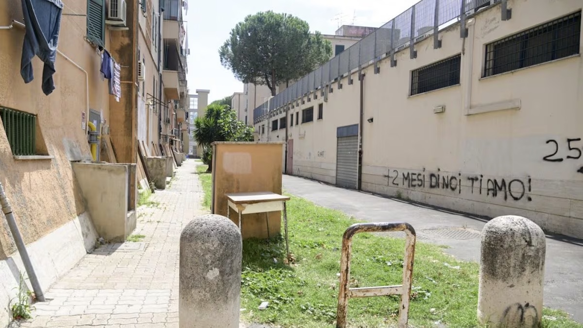 Troupe Mediaset aggredita: tutto durante un servizio sullo spaccio. La situazione Troupe Mediaset aggredita: tutto durante un servizio sullo spaccio. La situazione