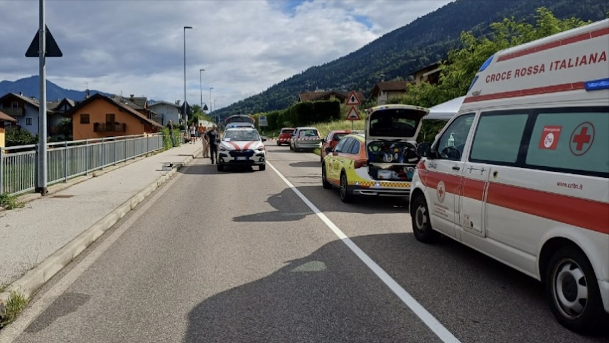 Italia, 13enne travolta sulle strisce: impatto violentissimo. Sbalzata per metri sull’asfalto