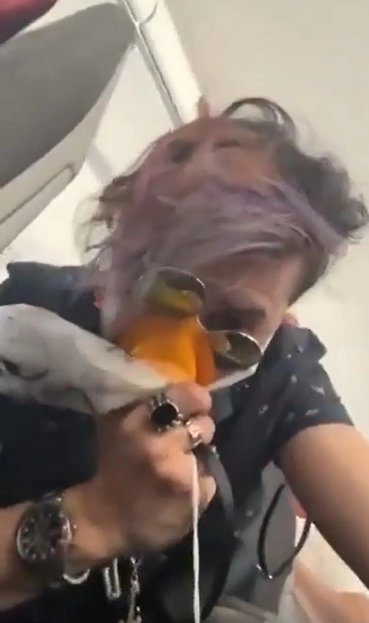 aereo colpito uccello atterraggio emergenza