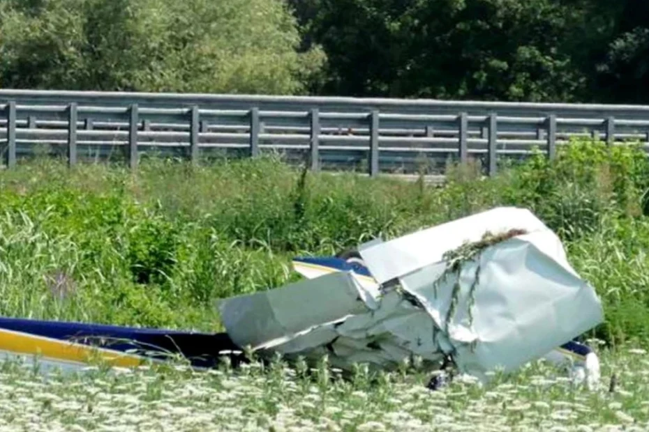 aereo ultraleggero precipita autostrada imprenditore famoso