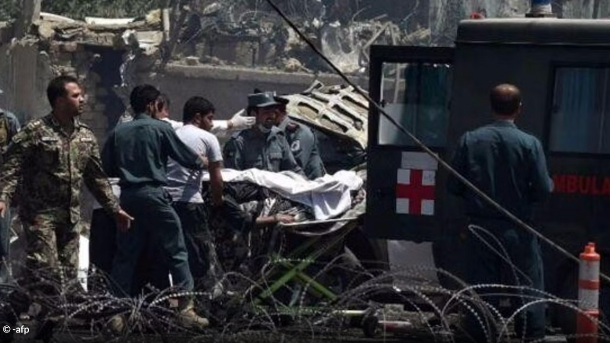 Scontro tra autobus e camion: è strage, più di 50 morti