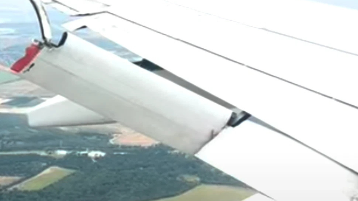 L’aereo rompe un ala in volo, panico tra i passeggeri: video agghiacciante