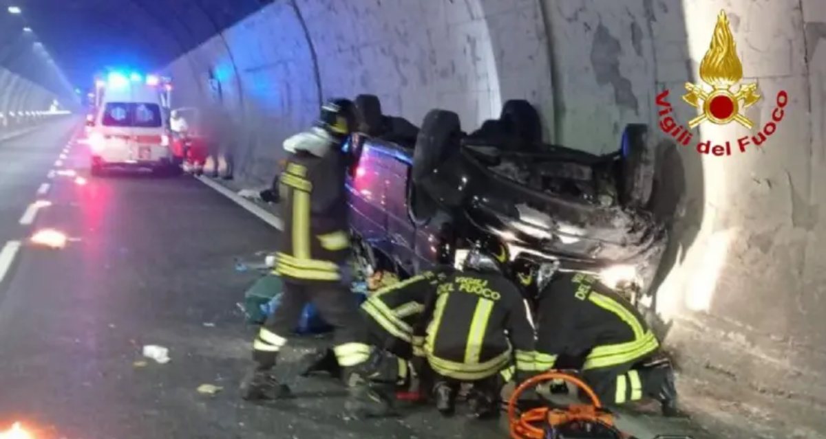 incastrati tra le lamiere ferragosto da incubo spaventoso incidente in italia auto si ribalta con 5 bambini a bordo
