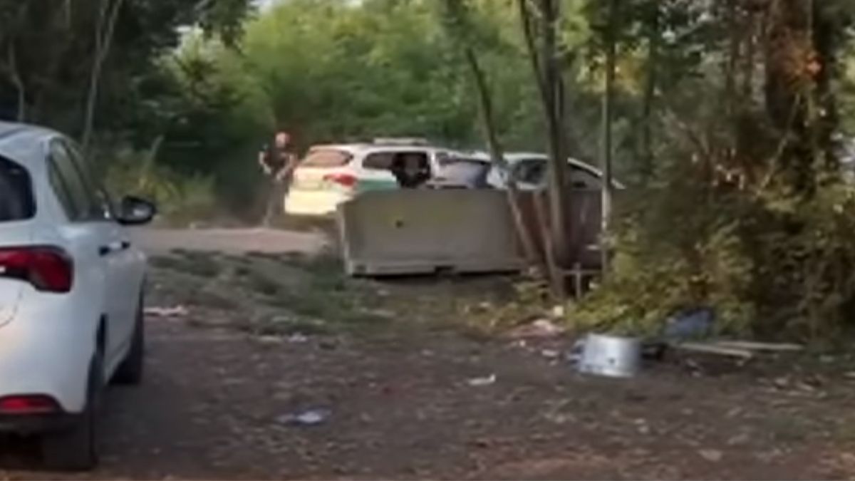 Travolta da auto pirata, troupe del Tg4 presa a sassate al campo rom dei minori