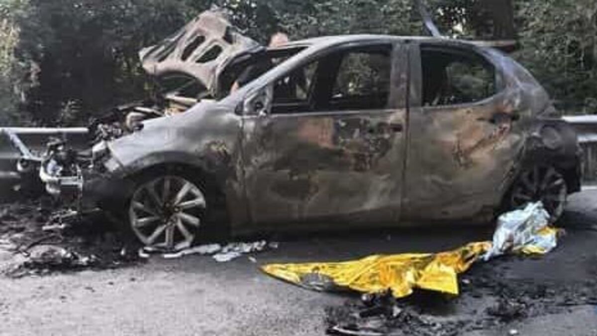Terribile incidente, motociclista muore avvolto dalle fiamme: cosa è successo Terribile incidente, motociclista muore avvolto dalle fiamme: cosa è successo