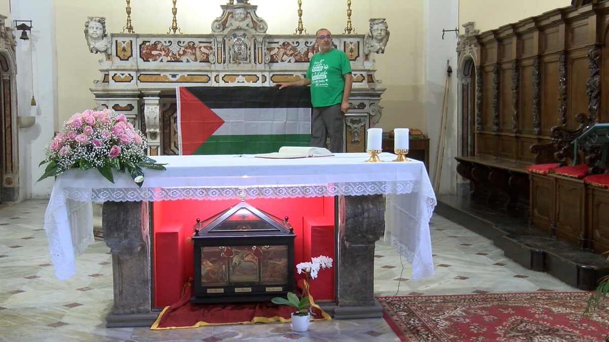 Bandiera della Palestina sull’altare: il gesto di Don Vitaliano divide i fedeli Bandiera della Palestina sull’altare: il gesto di Don Vitaliano divide i fedeli