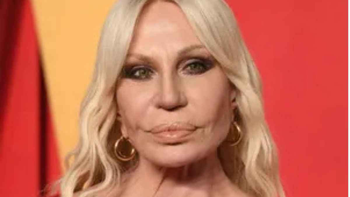 Donatella Versace cambia volto: il nuovo look che lascia senza fiato Donatella Versace cambia volto: il nuovo look che lascia senza fiato