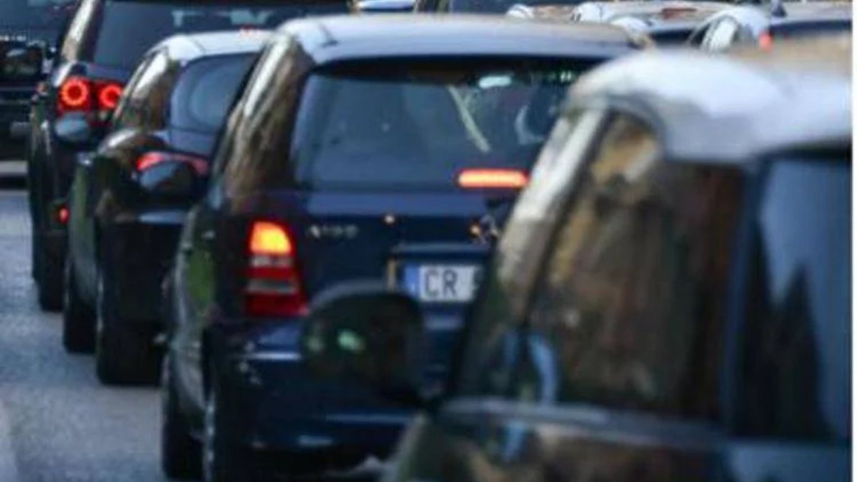 incidente in italia coinvolta un8217auto chiusa carreggiata dell8217autostrada traffico in tilt