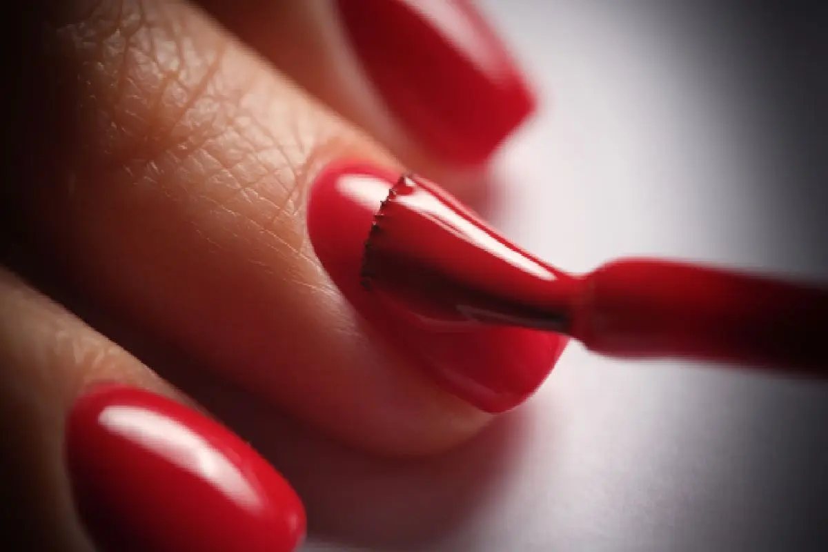 Addio gel e smalto alle unghie: scatta il divieto, scoperto rischio altissimo