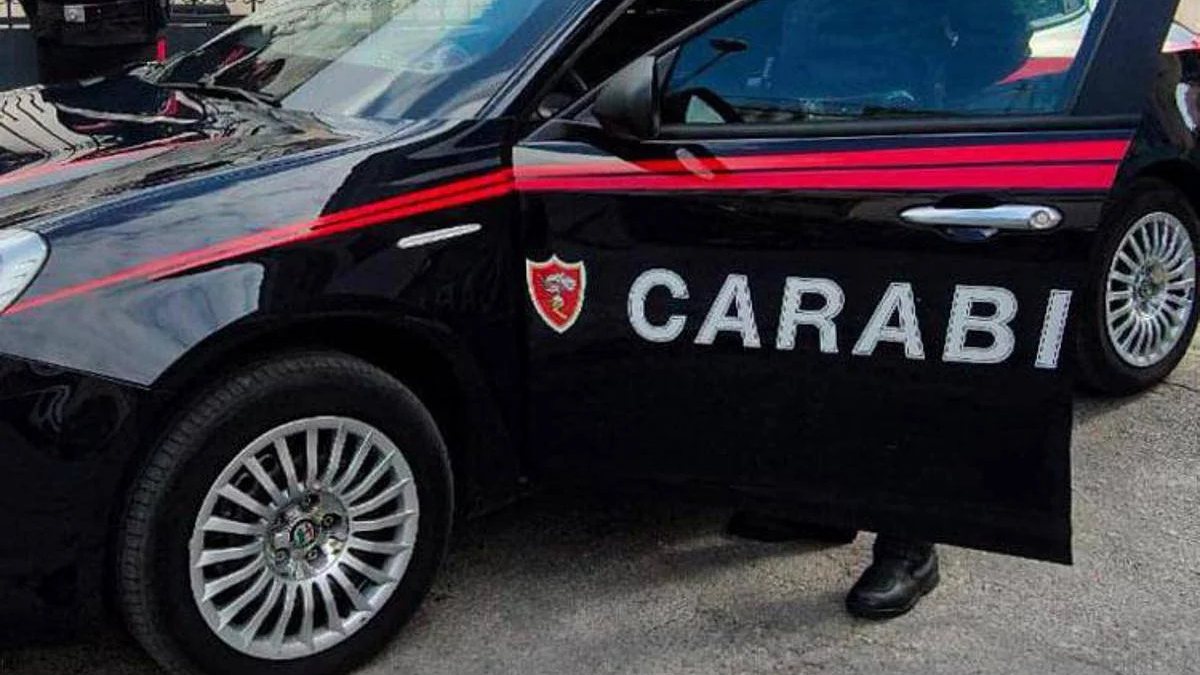 Italia. Tragedia in famiglia: 15enne accoltella i genitori e la sorella, scena atroce Italia. Tragedia in famiglia: 15enne accoltella i genitori e la sorella, scena atroce