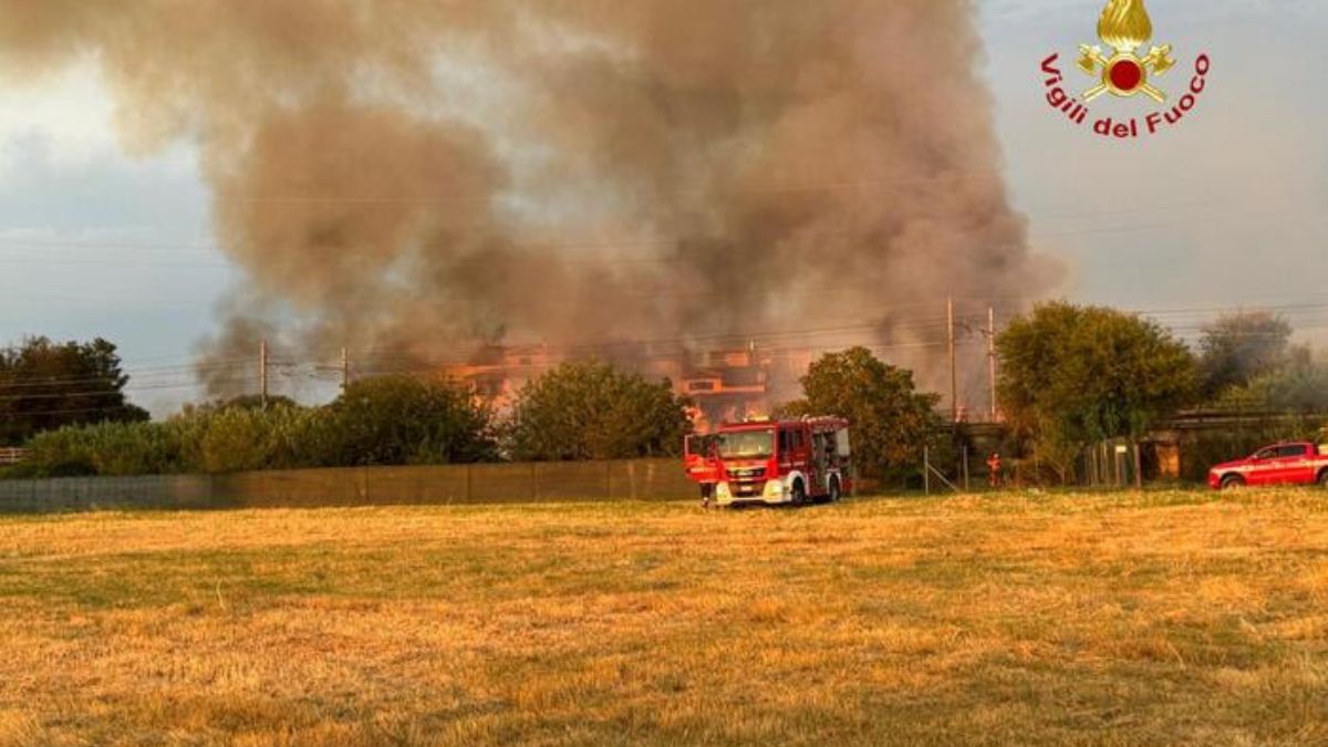 Incendio in Italia lungo i binari, stop ai treni sulla linea: bus sostitutivi