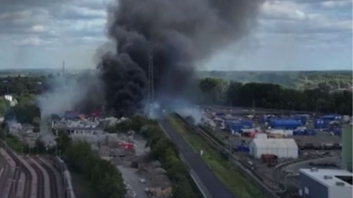 Esplosioni su autostrada, frammenti di metallo volano ovunque. Molti coinvolti, auto distrutte e panico – VIDEO Esplosioni su autostrada, frammenti di metallo volano ovunque. Molti coinvolti, auto distrutte e panico – VIDEO