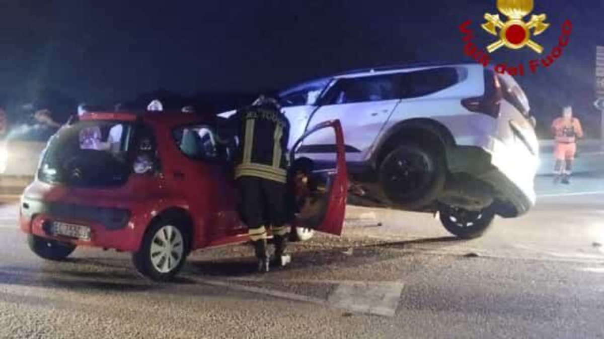 attenzione sta esplodendo terribile incidente in italia tra due auto traffico in tilt e grande paura