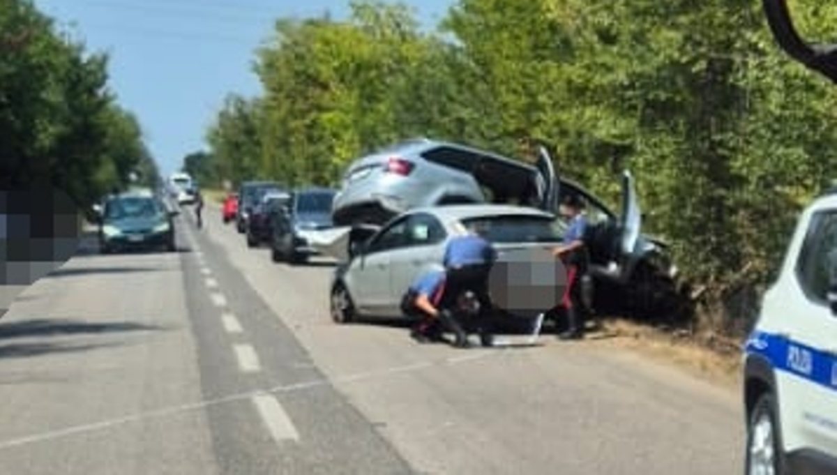 Incidente shock in Italia, auto finisce sopra l’altra. Impatto terribile Incidente shock in Italia, auto finisce sopra l’altra. Impatto terribile