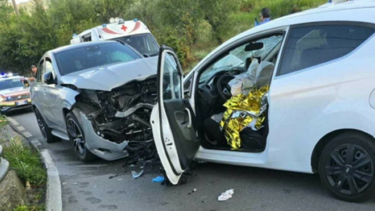 Schianto mostruoso tra due auto: dramma per coppia di fidanzati, lui muore sul colpo Schianto mostruoso tra due auto: dramma per coppia di fidanzati, lui muore sul colpo