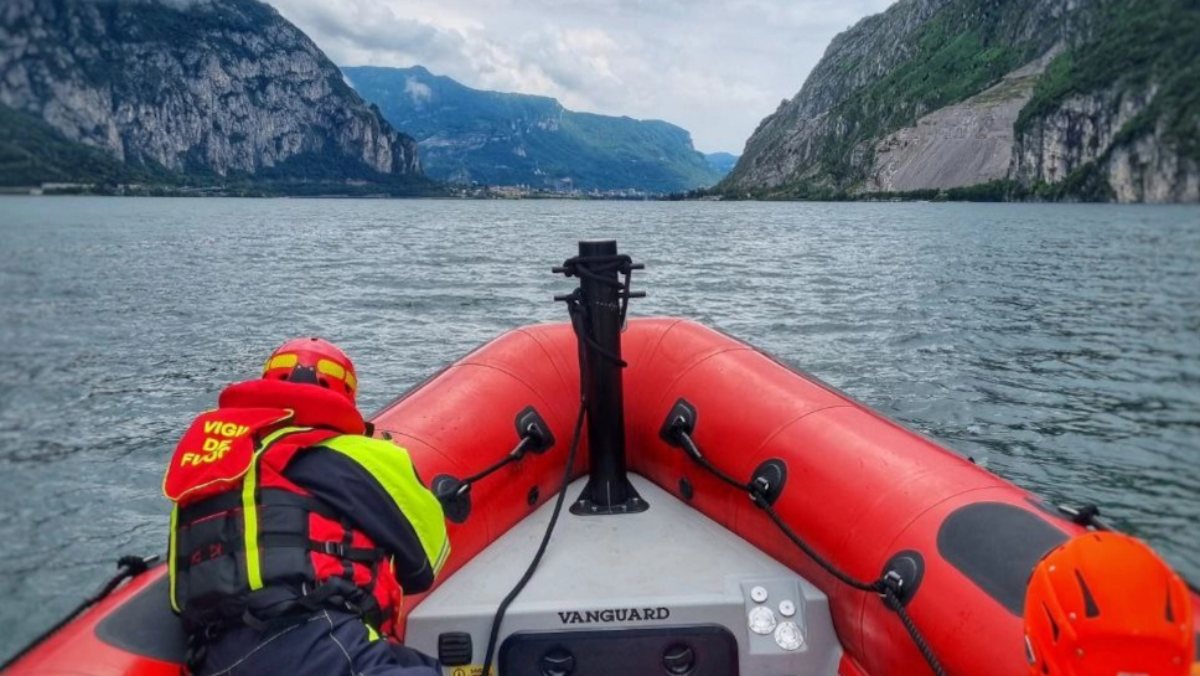 Ferragosto italiani da incubo, la tempesta travolge le barche: decine di persone finiscono in acqua