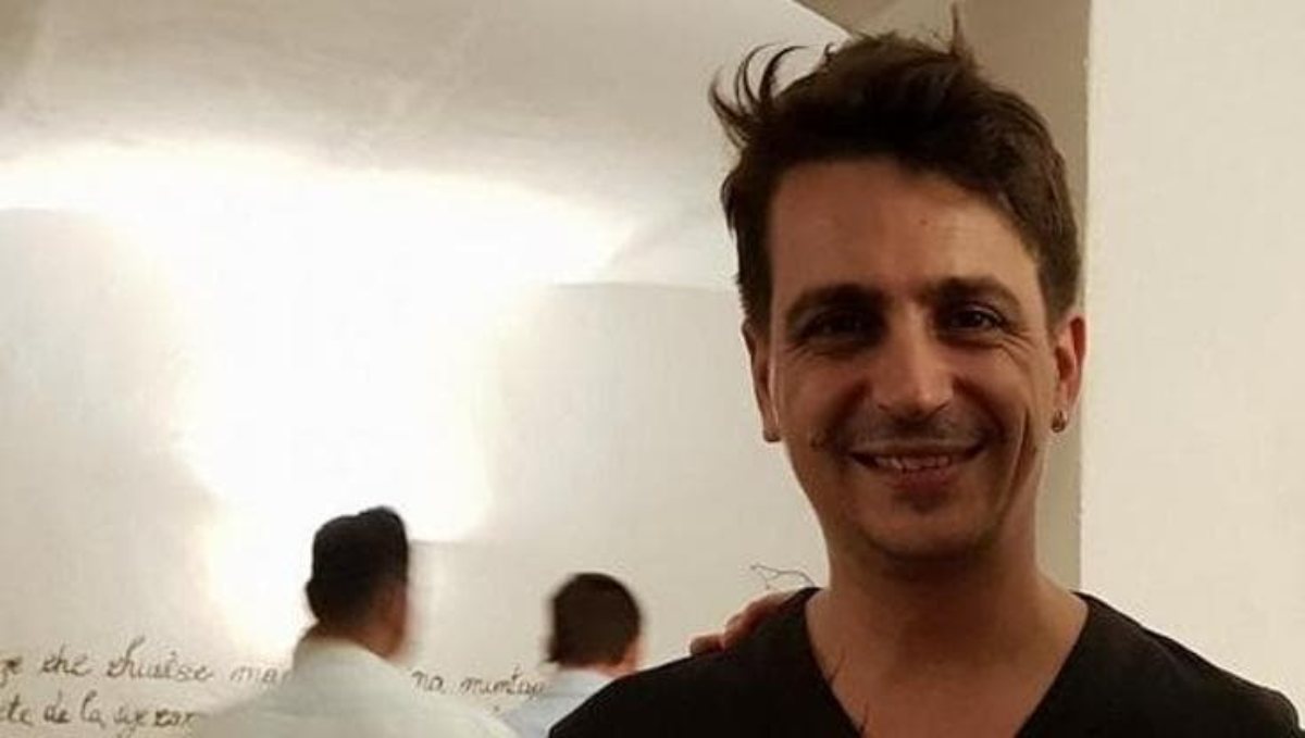 Stava ai suoi fornelli, poi il crollo improvviso: muore il famoso chef italiano. Dolore sui social