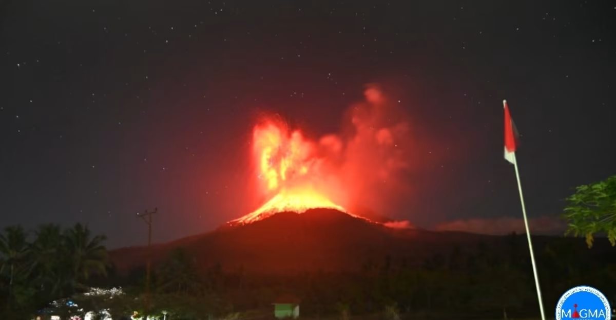 erutta il vulcano colonna di cenere alta 10 chilometri immagini spaventose