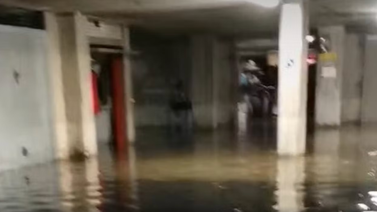Maltempo Italia, grandine e strade allagate: la regione in ginocchio Maltempo Italia, grandine e strade allagate: la regione in ginocchio