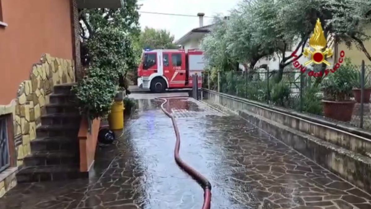 Maltempo, disastri e panico in Italia: persone bloccate, un muro crolla su una casa Maltempo, disastri e panico in Italia: persone bloccate, un muro crolla su una casa