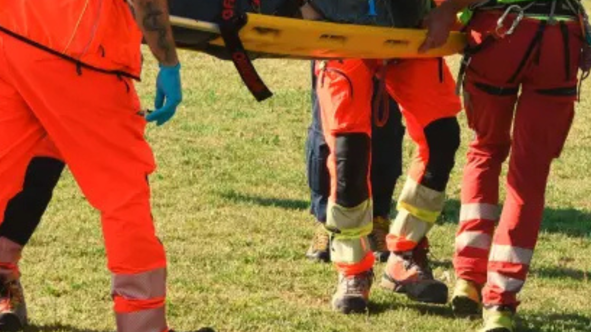 Dramma sul lavoro in Italia: travolto da un camion e schiacciato, orrore e urla Dramma sul lavoro in Italia: travolto da un camion e schiacciato, orrore e urla