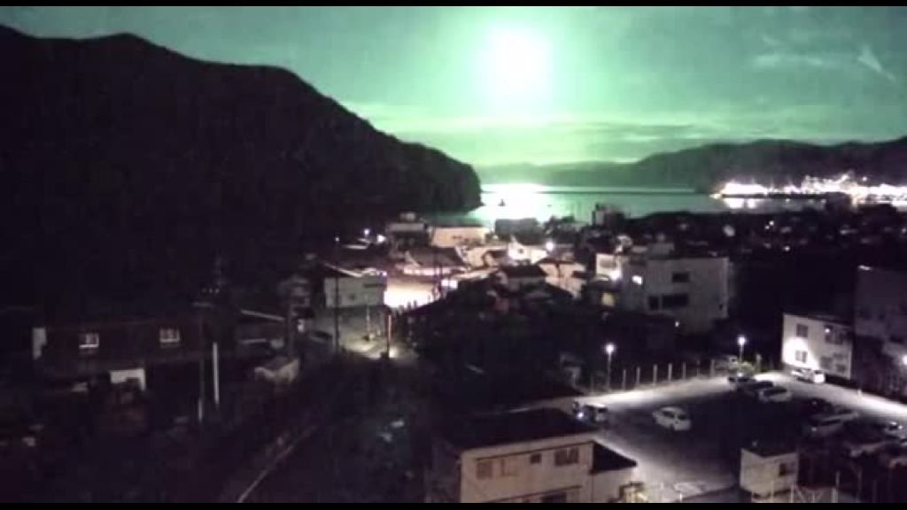 Misteriosa palla di fuoco trasforma la notte in giorno: video virale