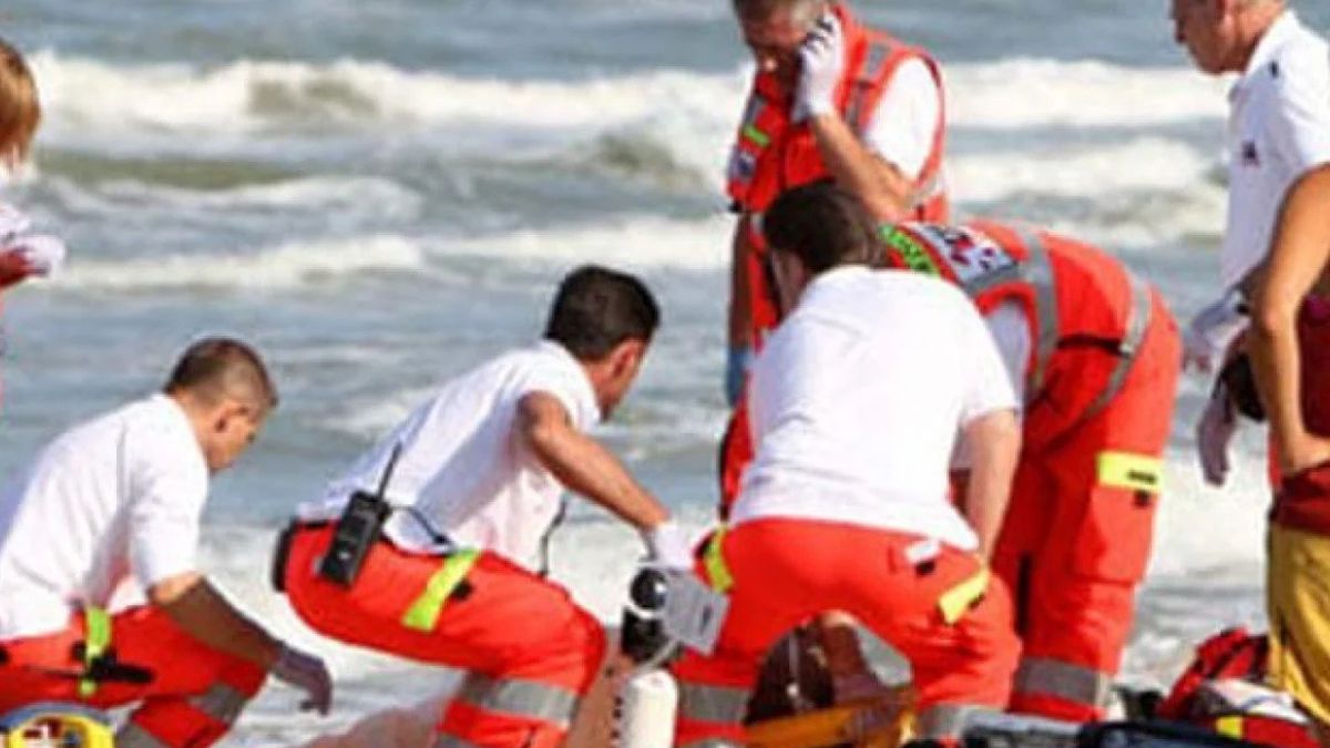 15enne punto da pesce ragno in faccia: dramma in spiaggia in Italia