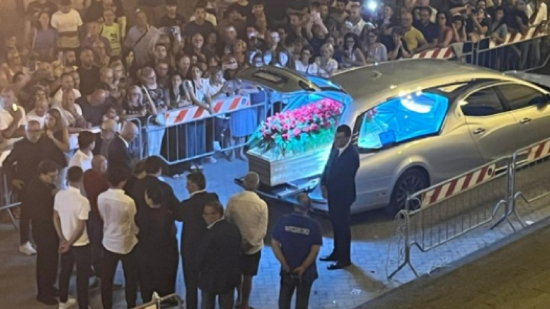 il feretro di pippo baudo accolto da un boato militello in piedi per il suo re