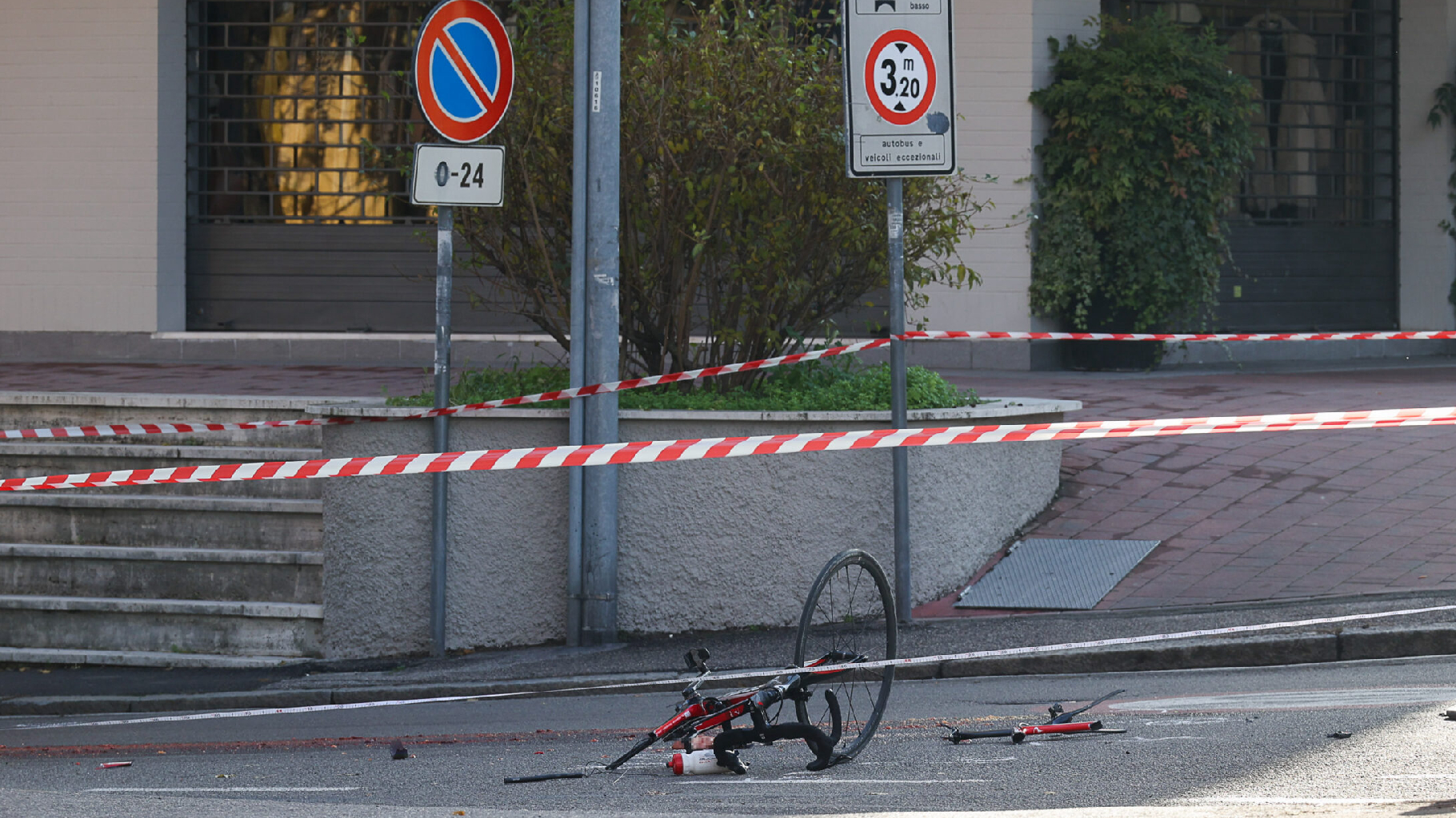 italia auto travolge bimbo in bici 232 tragedia