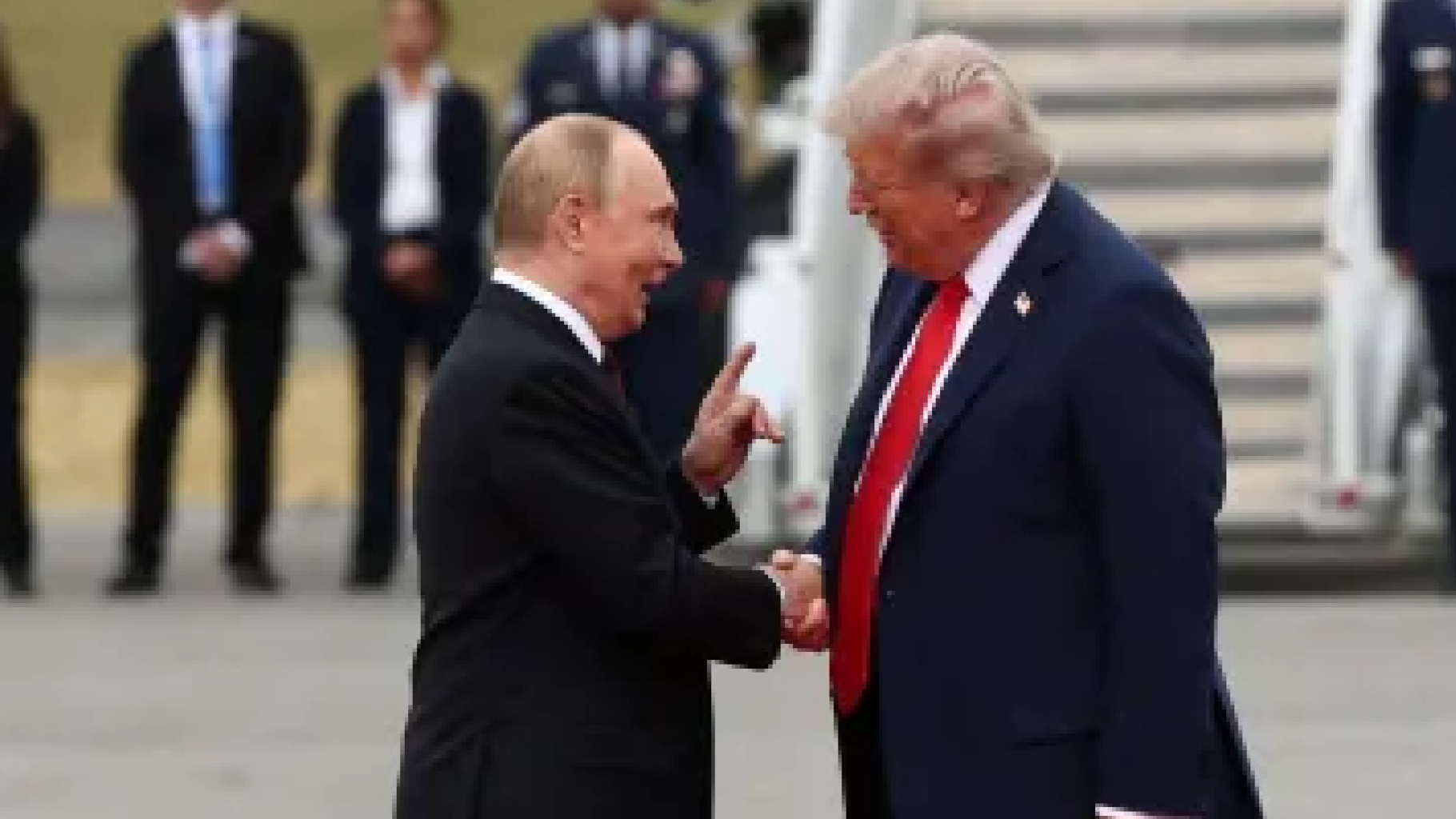 Trump e Putin, il faccia a faccia storico. Trump e Putin atterrati insieme. Stretta di mano e in macchina insieme