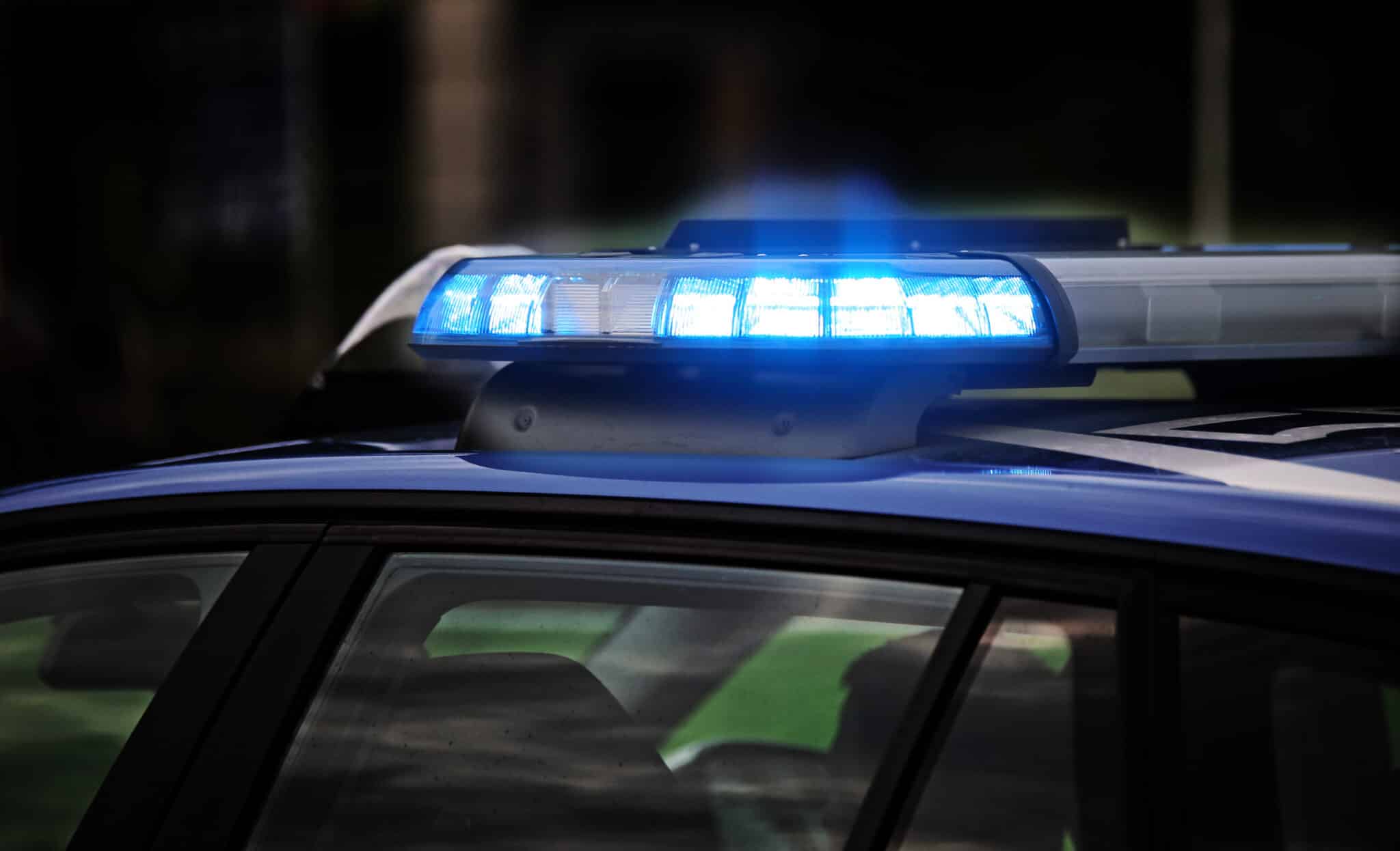 Evade dai domiciliari, ruba una macchina e provoca un incidente: terrore in Italia