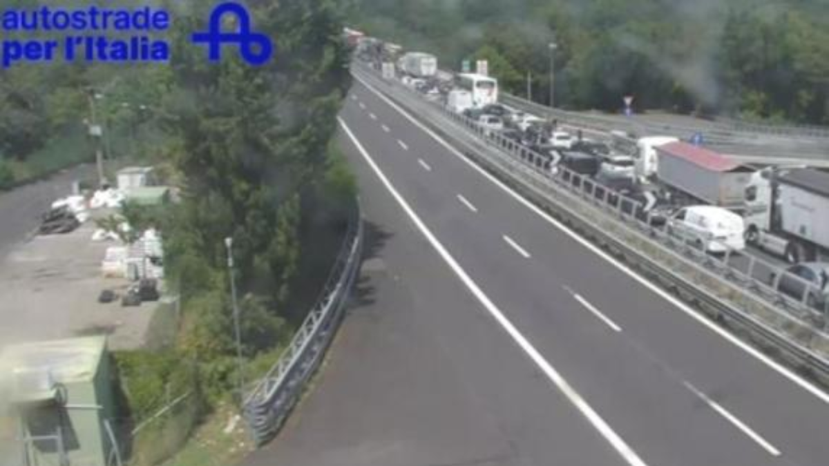 Lunghe code sull’A1 per il maxi incidente fra Arezzo e Firenze: le immagini