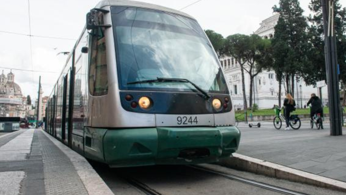 Roma, paura sul tram: incendio esplode dall’aria condizionata Roma, paura sul tram: incendio esplode dall’aria condizionata