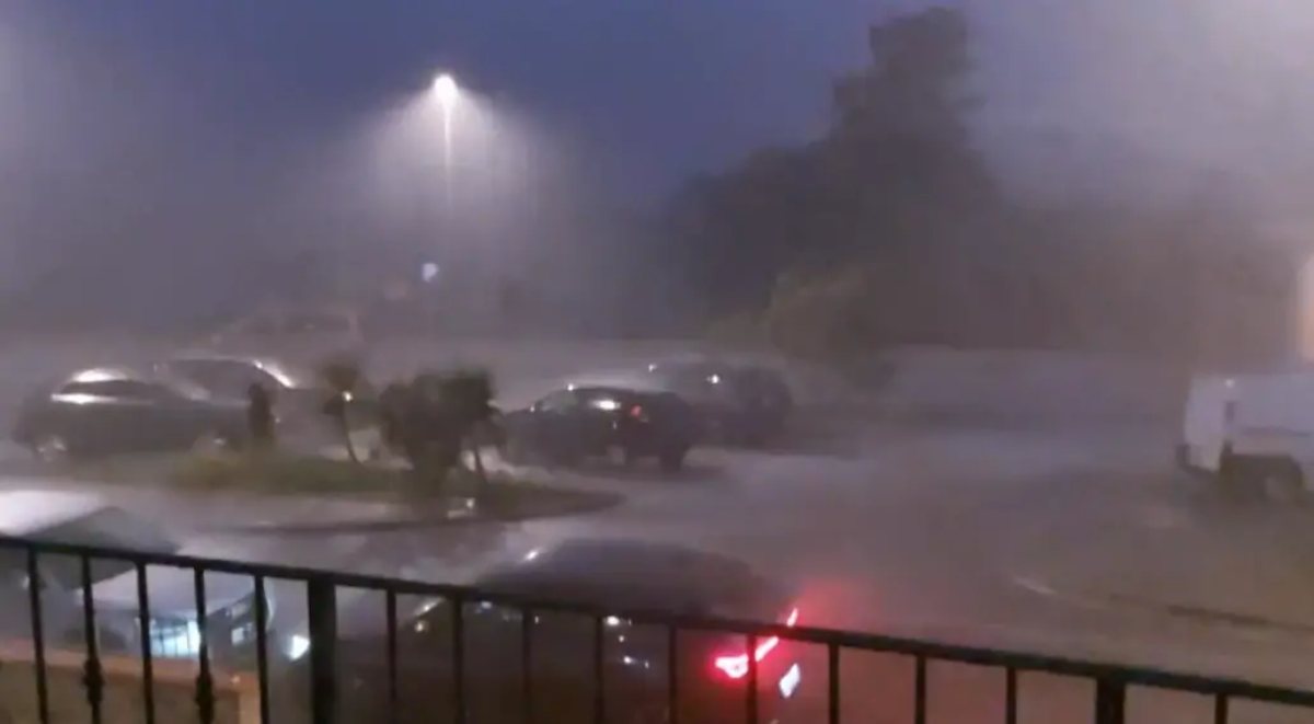 Italia sotto l’acqua, terribile tromba d’aria devasta la costa. Danni e allagamenti Italia sotto l’acqua, terribile tromba d’aria devasta la costa. Danni e allagamenti