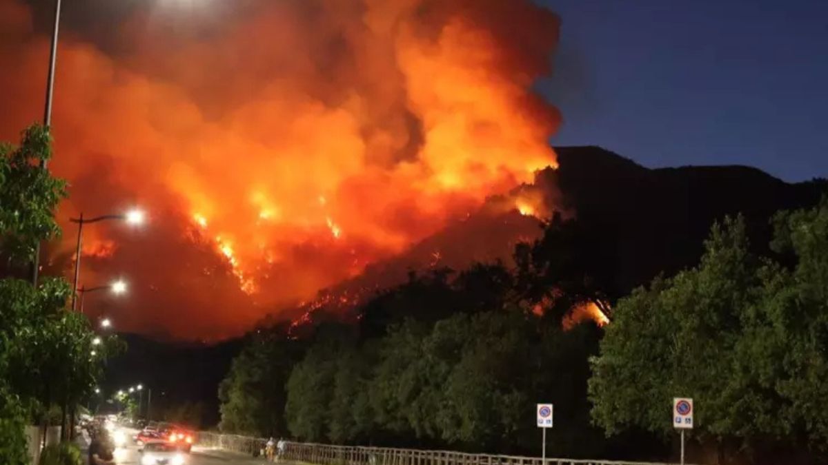 vesuvio in fiamme panico tra i residenti il fuoco sembra lava