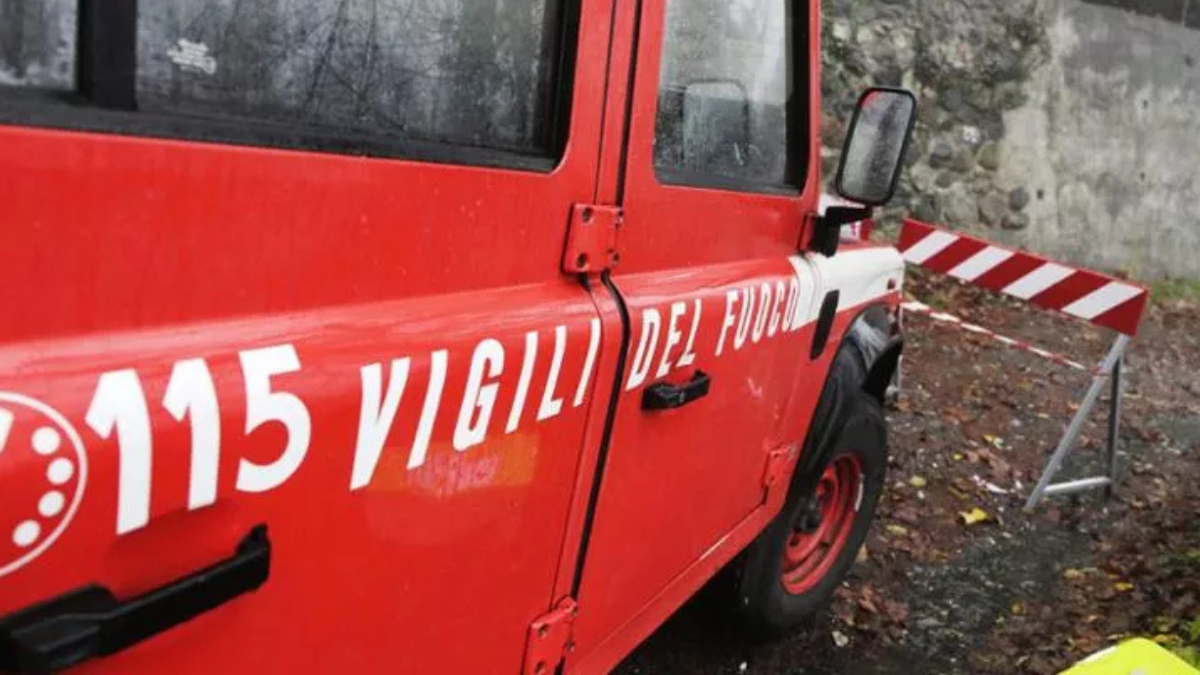 Maltempo, persone finiscono nel fiume, inghiottite con l’auto: è dramma Maltempo, persone finiscono nel fiume, inghiottite con l’auto: è dramma