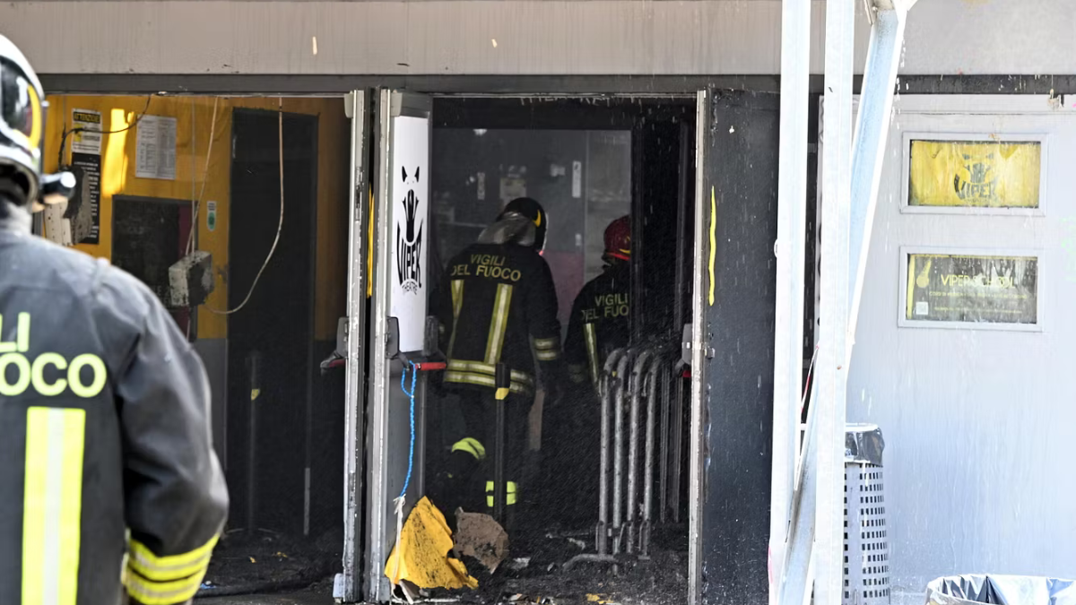 Incendio mostruoso nel celebre teatro italiano: crollato tutto Incendio mostruoso nel celebre teatro italiano: crollato tutto