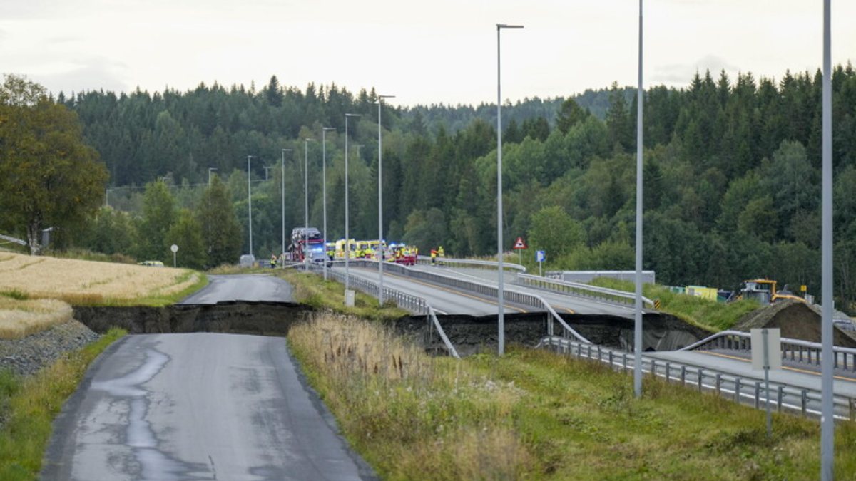 Si apre una voragine sull’autostrada: auto inghiottite. Ricerche disperate Si apre una voragine sull’autostrada: auto inghiottite. Ricerche disperate