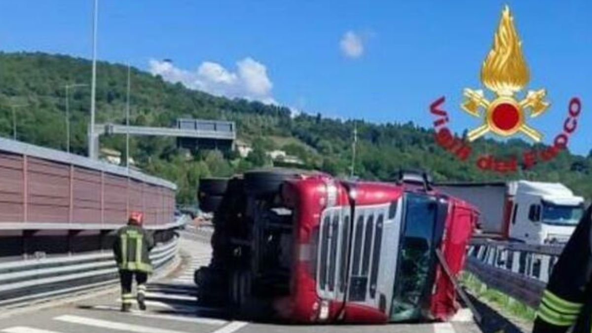 Camion con sostanze tossiche si ribalta in autostrada, boato enorme. La situazione
