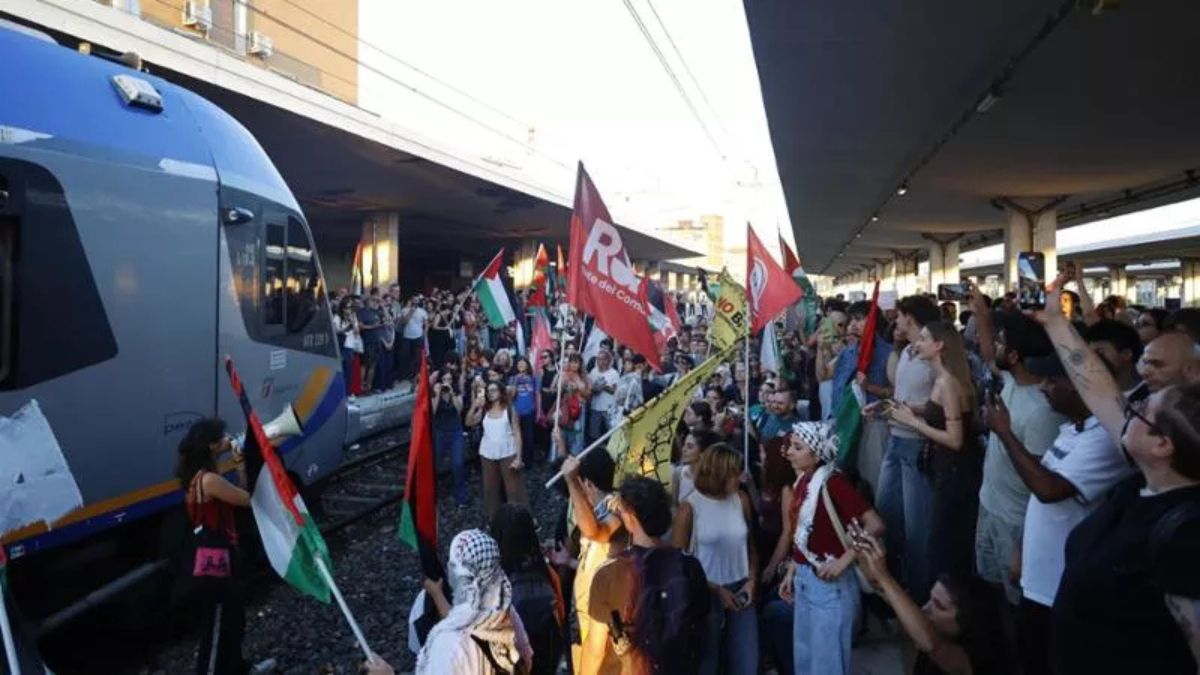 Manifestanti pro Palestina bloccano i treni alla stazione di Pisa Manifestanti pro Palestina bloccano i treni alla stazione di Pisa