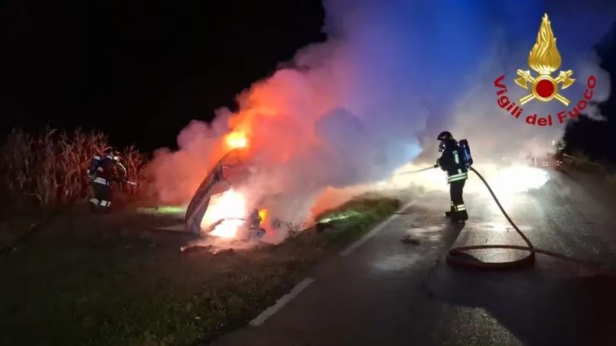Auto con 5 ragazzi a bordo va a fuoco, gli amici si buttano tra le fiamme per salvarli: la fine inaspettata