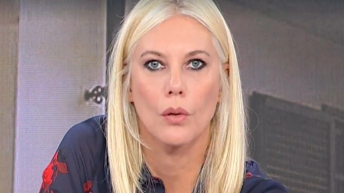 “C’è una brutta notizia”. Eleonora Daniele,  il triste annuncio in diretta: “È morta”