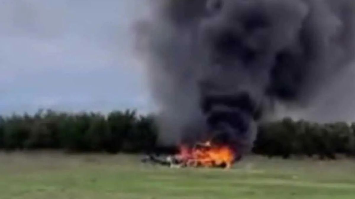L’elicottero precipita, poi l’incendio: spaventoso in Italia, una colonna di fumo