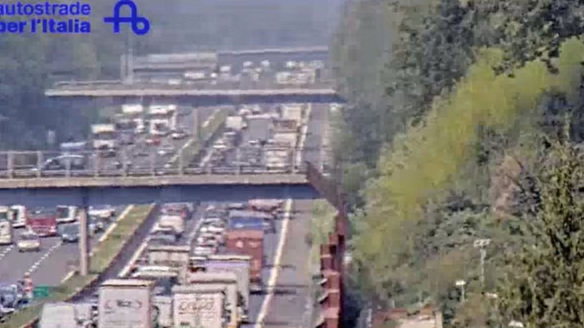 schianto in autostrada traffico impazzito code per chilometri tutto bloccato
