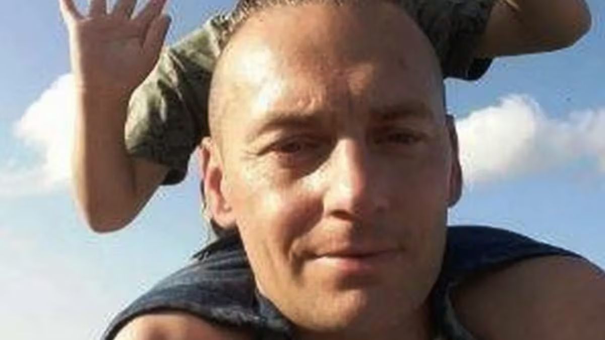 Si accascia a terra al funerale del figlio, davanti alla bara: dolore senza fine