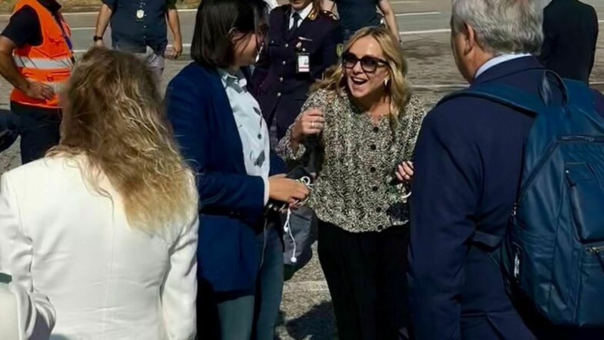 “Ti tengo aggiornata”. Meloni e Schlein si incontrano in aereo: il faccia a faccia e quella frase