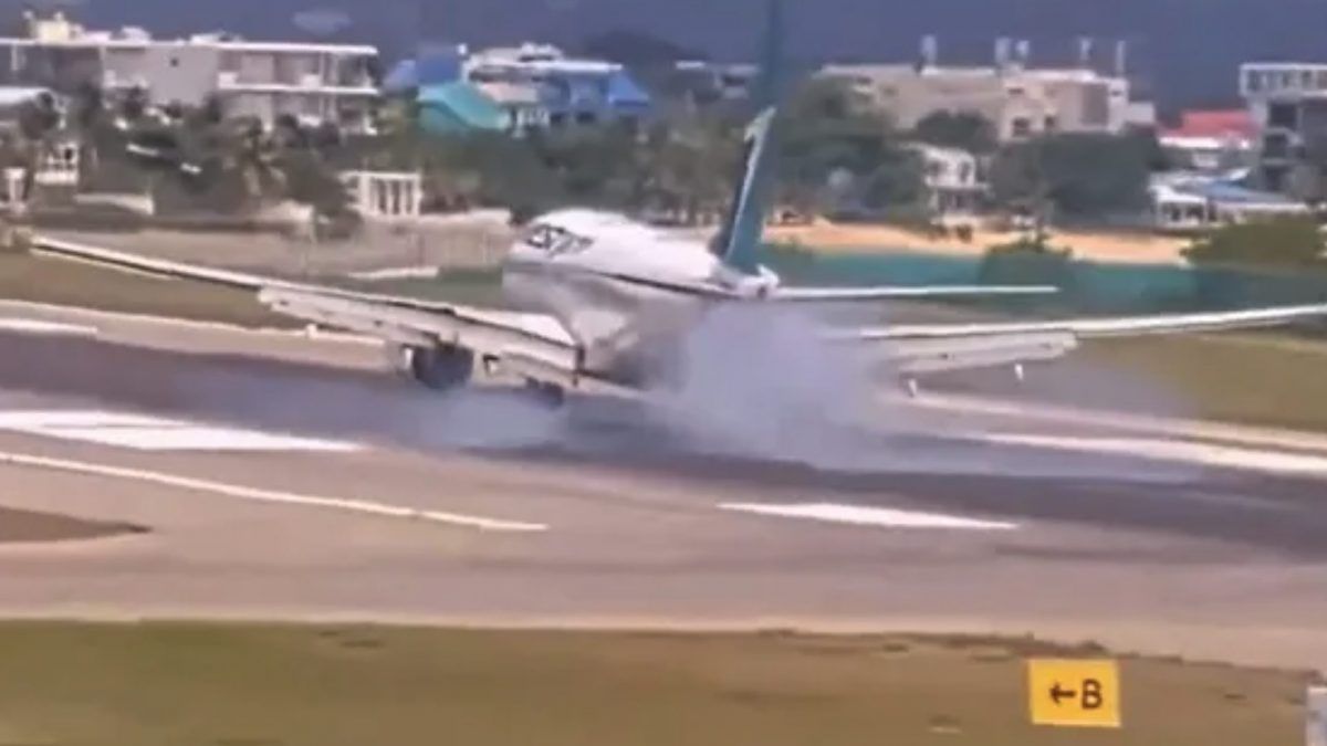 L’aereo atterra ma il carrello non si apre: terrore in pista, il video spaventoso