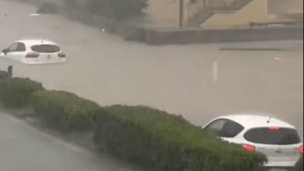 restate in casa alluvione spaventosa in italia auto trascinate via dalla corrente