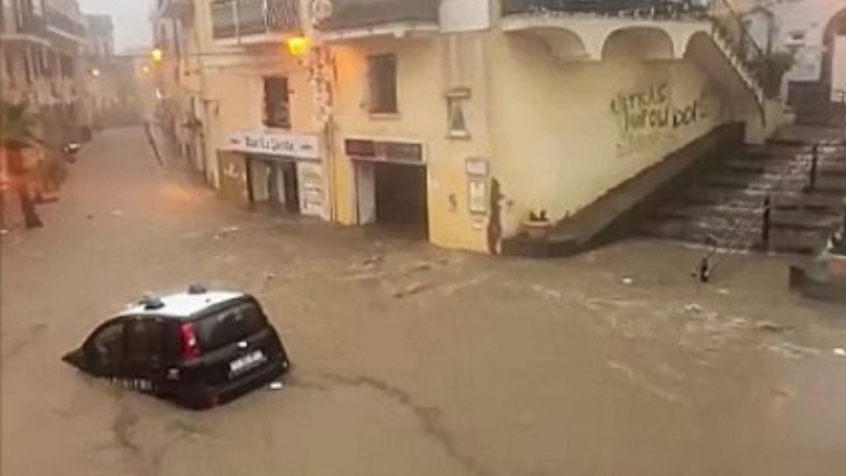 Auto trascinate dall’acqua, strade come fiumi: nubifragio in Italia, immagini spaventose