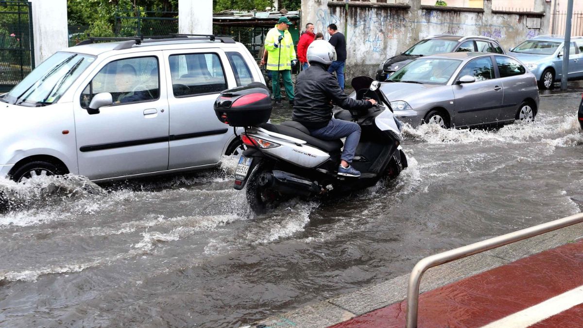 “Temporali e nubifragi”. Italia, arriva il ciclone che spazza via l’estate: le previsioni, scatta l’allarme